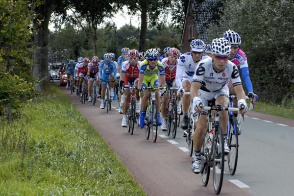 Roger Hammond (Cerv&eacute;lo TestTeam) keeps an eye on the other workhorses.