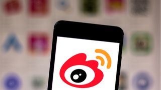 Et bilde av en telefon med Weibo-ikonet på skjermen