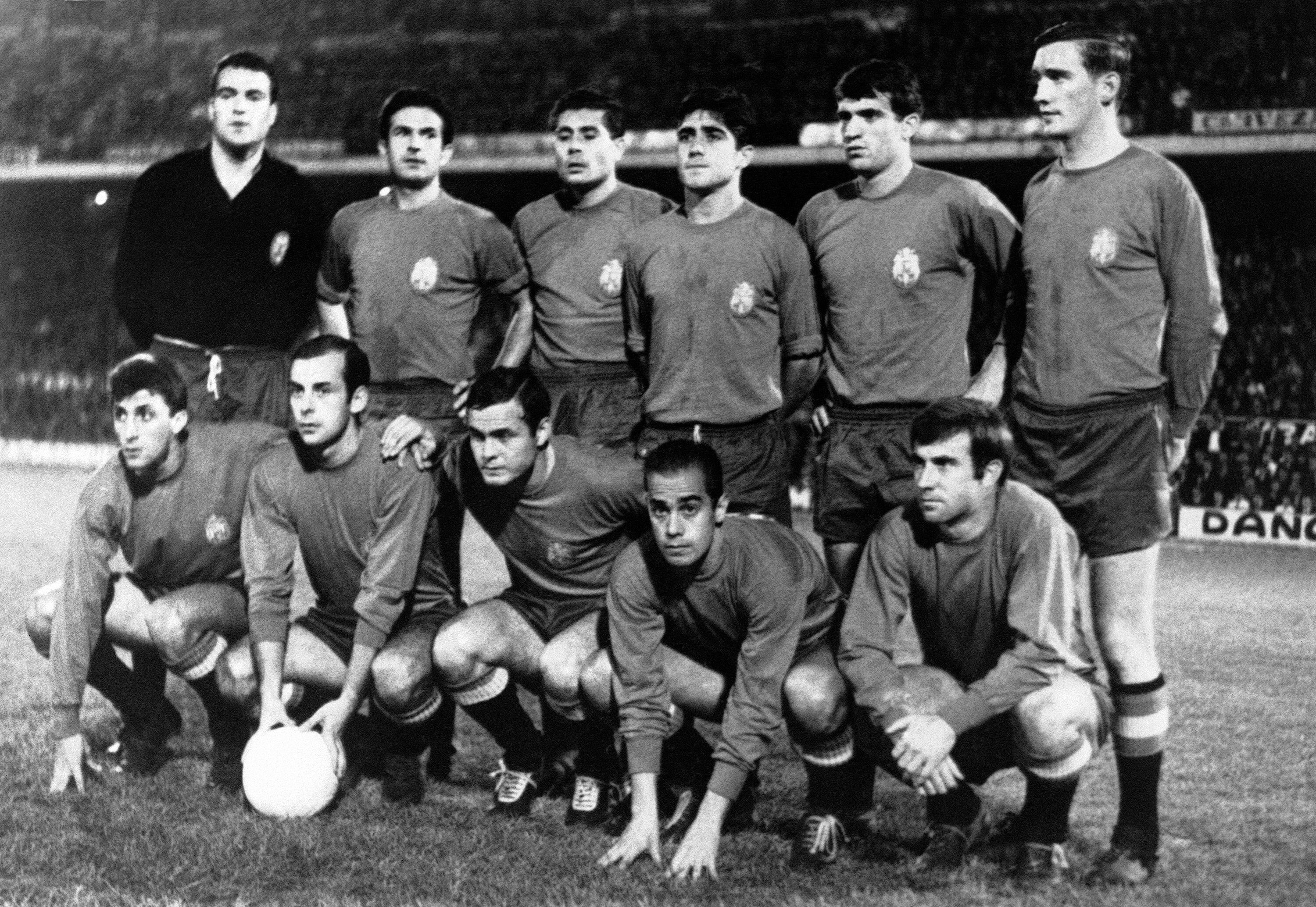 Ferran Olivella (third from left in the back row) pictured with Spain ahead of a game against Ireland in November 1965.