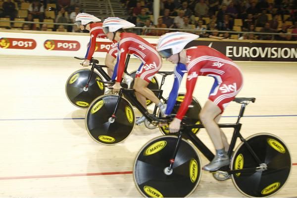 The British team sets out for the women's team pursuit
