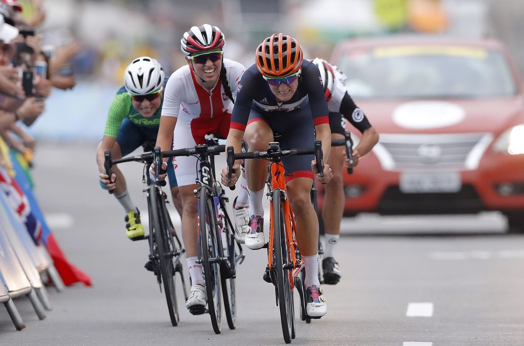 Elizabeth Armitstead (Great Britain) pushes it to the line