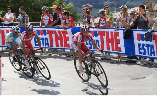 Daniel Moreno leads the peloton