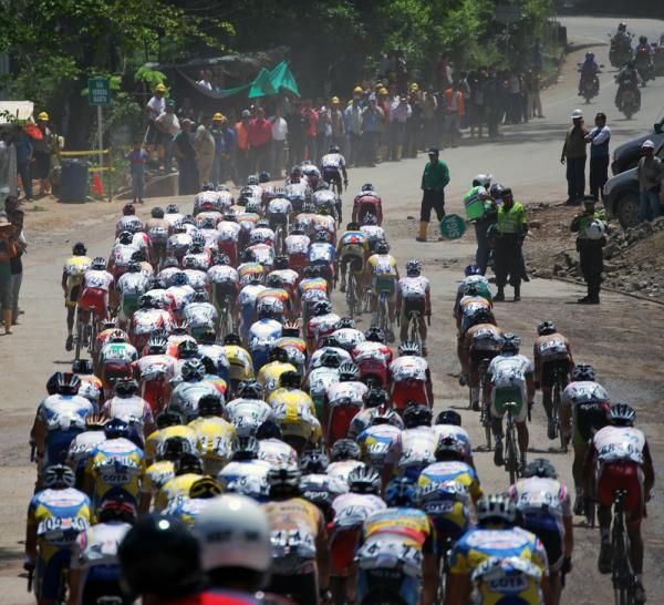The bunch in hot pursuit of the break