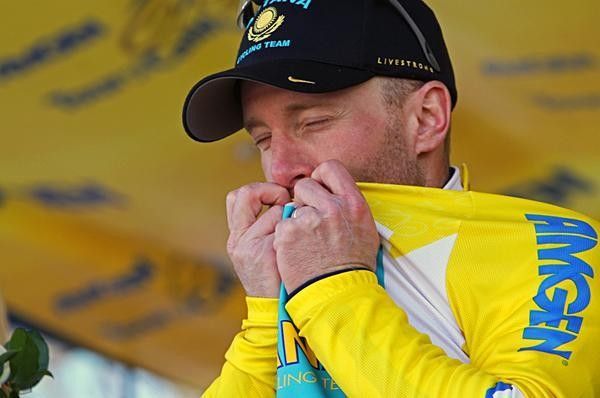 Levi Leipheimer kisses his new leader's jersey