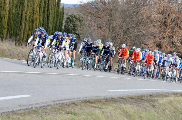 Vacansoleil control the peloton on stage four
