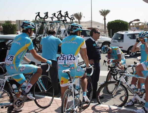 Astana gather before the start in Dukhan.