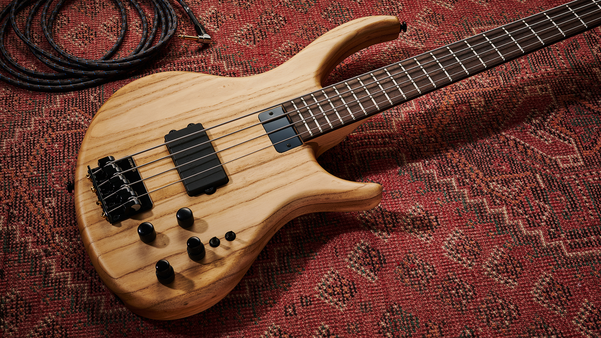 Tobias Growler IV: the cult-classic bass guitar returns in a natural finish, revealing all the patterns and wood grain