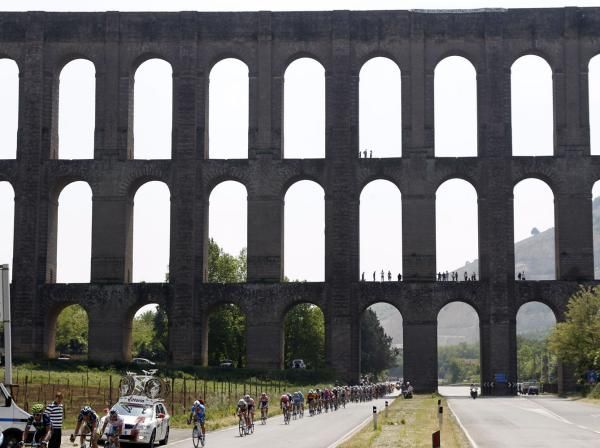 The Giro peloton passes under a huge viaduct