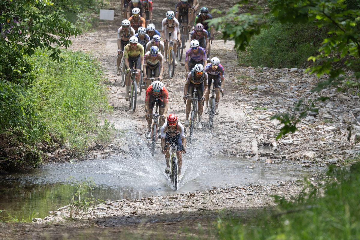 By the 138 mile mark, the men&#039;s race had changed dramatically. The group of four had been caught, and two riders were off the front with a group of 20 chasing.