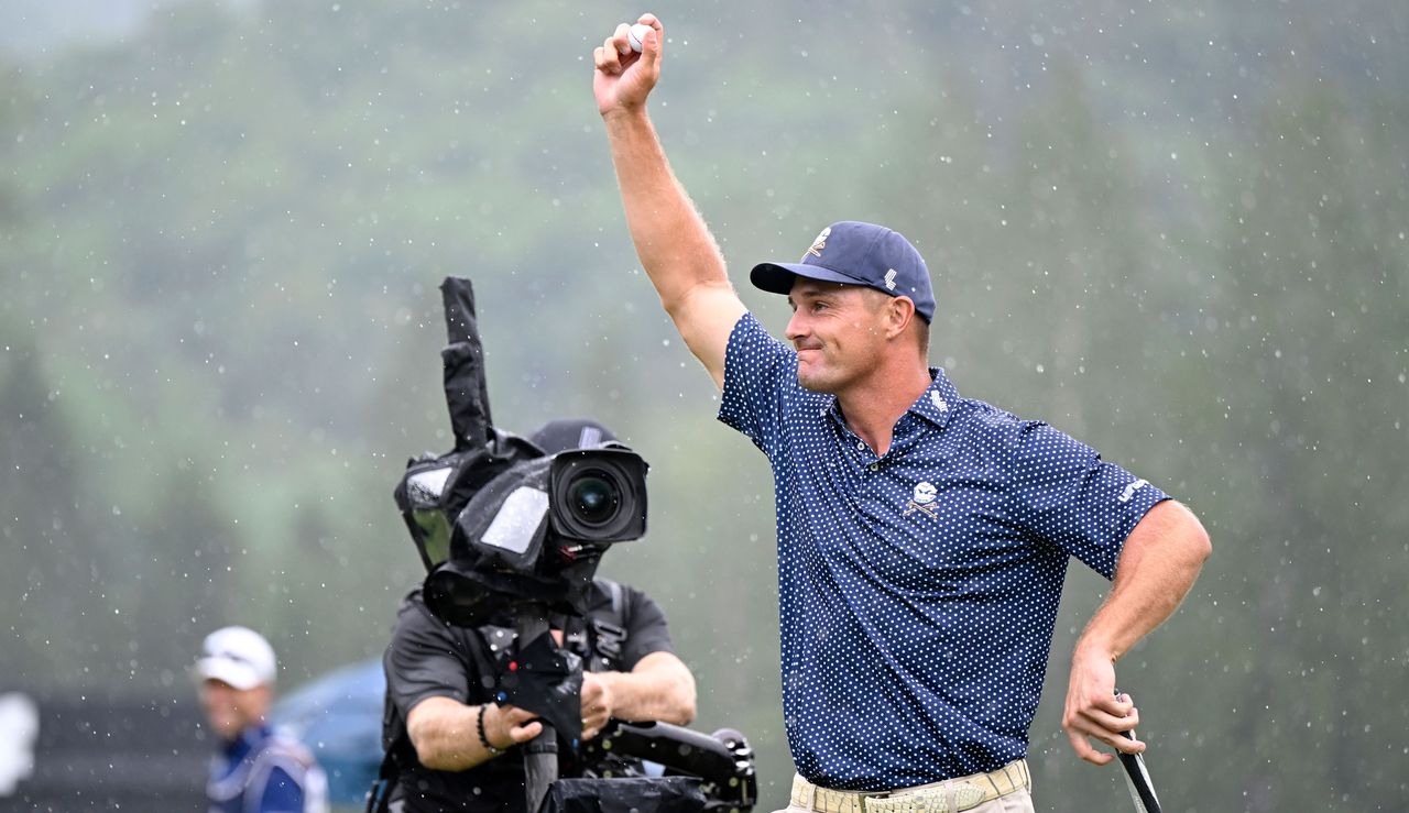 Bryson DeChambeau waves to the crowd