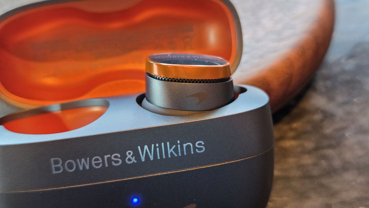 Bowers &amp; Wilkins Pi8 McLaren Edition