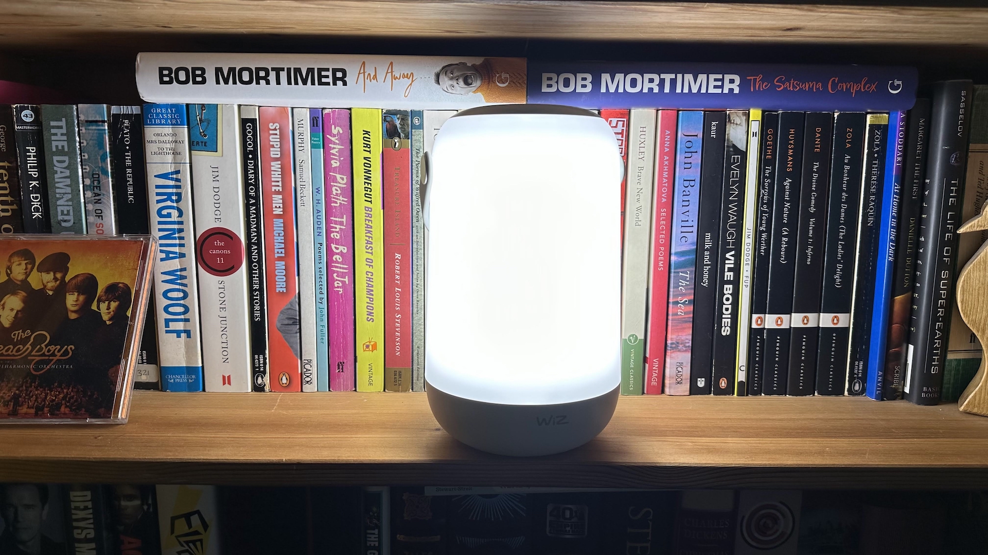 WiZ Luminaire Mobile Portable Light glowing thanks to its app settings