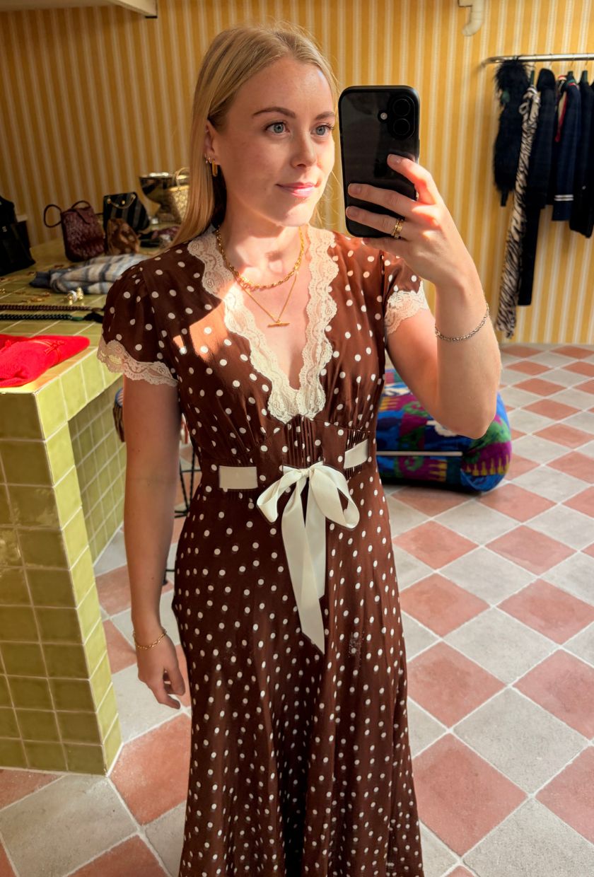 Florrie wears a polka dot brown dresss
