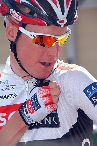 Lars Bak (CSC-Saxo Bank) tests his radio.