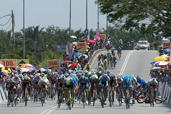 The charge to the line in Parit Sulong as riders tumble behind.