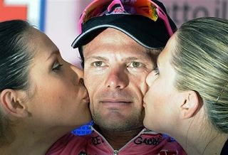 Kisses for the winner and overall leader Danilo Di Luca (LPR Brakes - Farnese Vini)