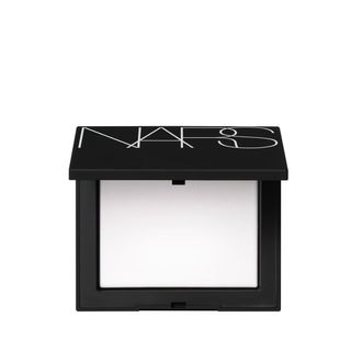 Polvo fijador compacto que refleja la luz de NARS