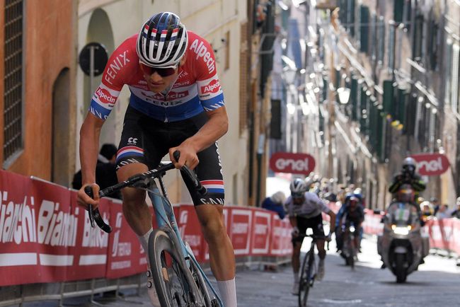 Il momento della rasoiata di Van der Poel sul muro di Santa Caterina a Siena (Getty Images Sport)