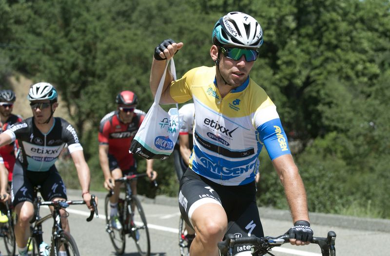 Mark Cavendish (Etixx-Quick Step) grabs lunch