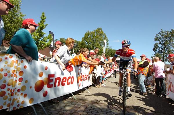 Dutch champion Niki Terpstra (Omega Pharma-QuickStep) greets some fans prior to stage 5.
