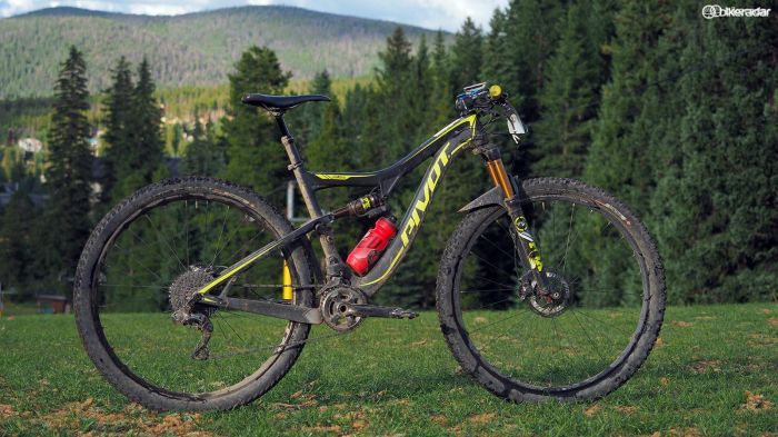Not many frames are designed to hold a Shimano Di2 internal battery but that's likely to change moving forward. Pivot's excellent Mach 429 SL is one notable exception as it was designed around Di2 right from the get-go