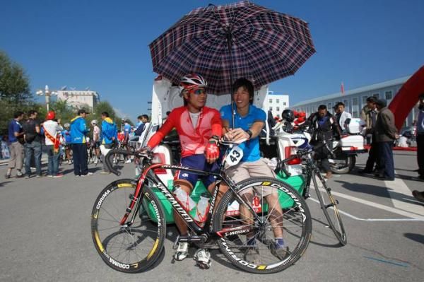 Chan Chun Hing (Hong Kong) catches a bit of shade before the start of the stage.