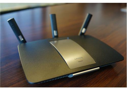 Aside from an illuminated logo that blinks to indicate a WPS connection, the Linksys EA6900 has no indicator lights.
