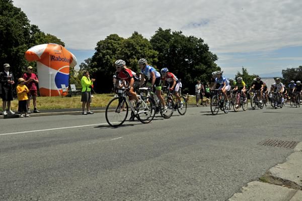 Crowds line the climb up Dyers Pass Rd