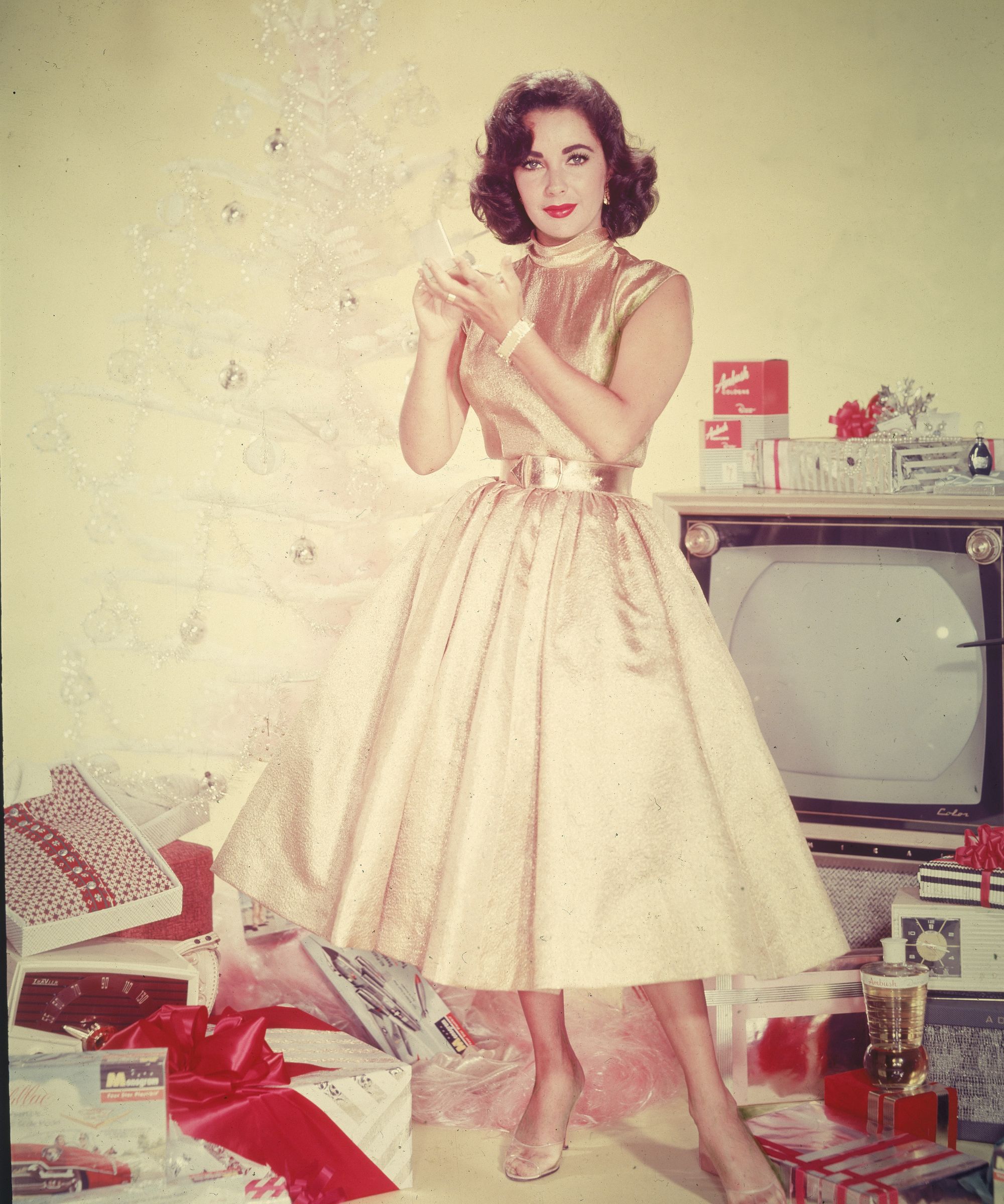 elizabeth taylor and a christmas tree on set