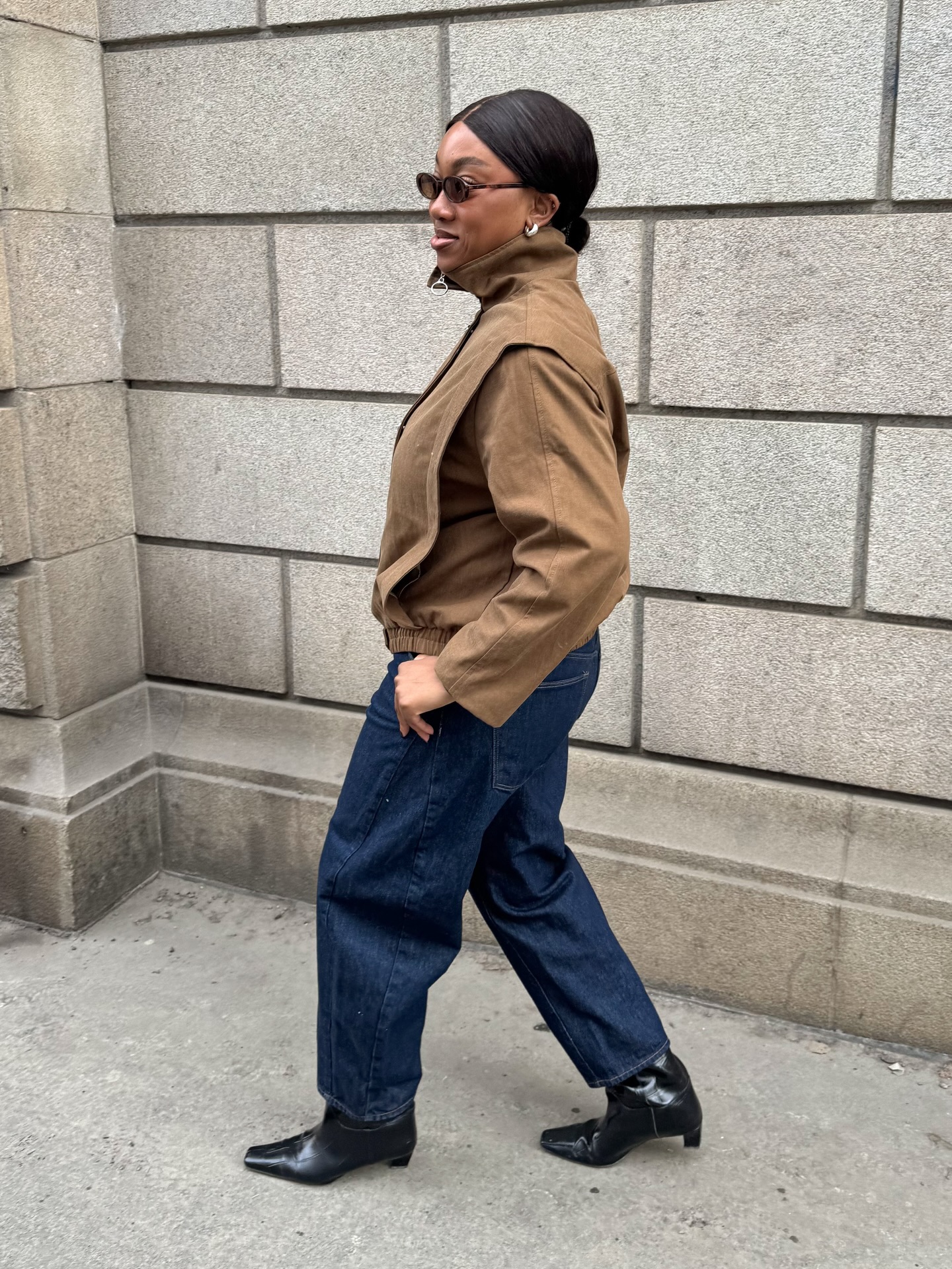 An image of @nnennaechem wearing dark wash jeans, one of the biggest jeans trends from the '90s that is coming back for spring 2026.