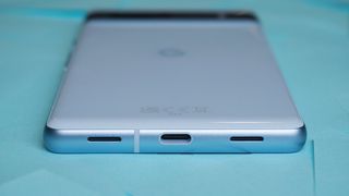Google Pixel 7a review USB-C-poort