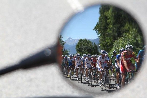 The peloton falling behind on one of the three HC climbs of stage 17.