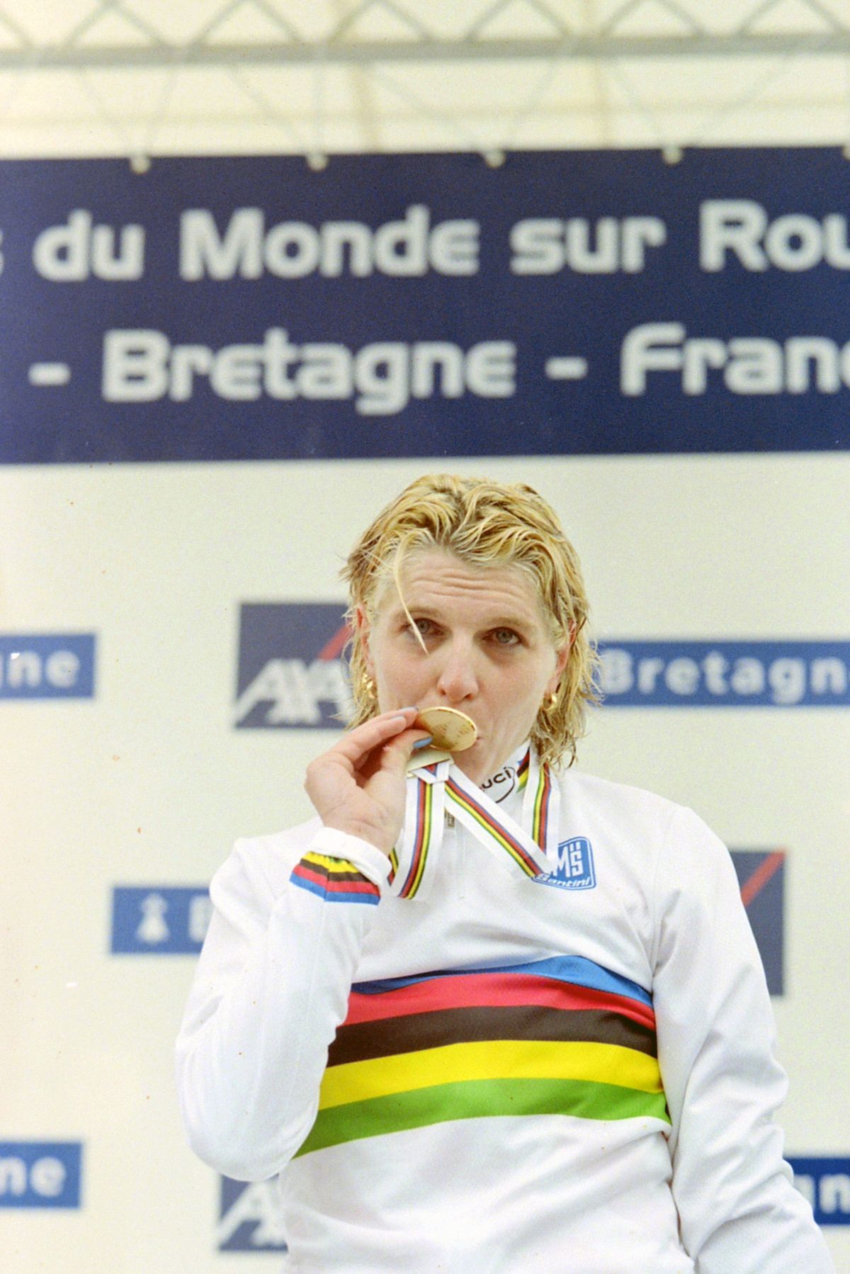 Zinaida Stahurskaia kisses her gold after the 2000 road race