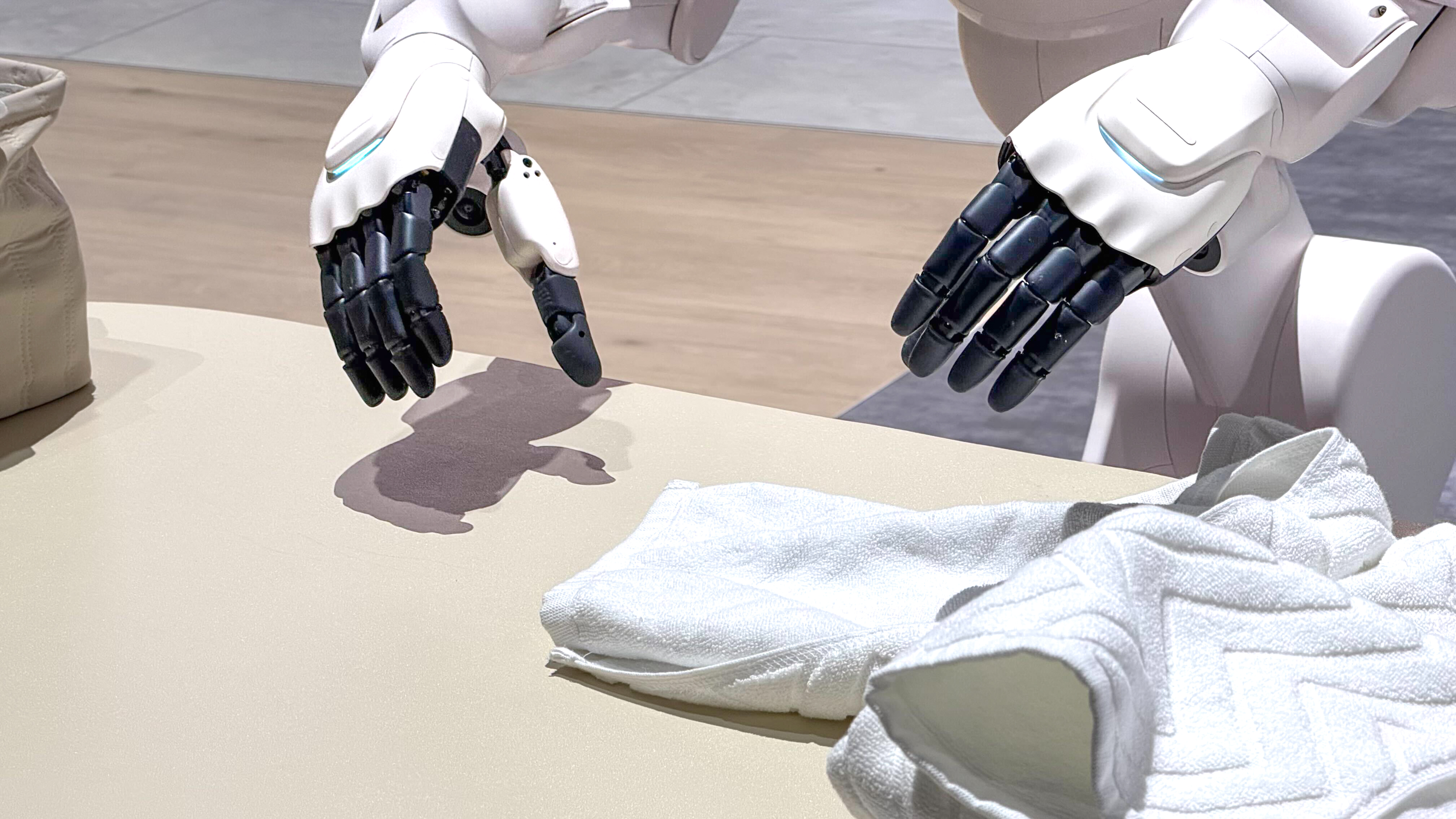 LG Cloid robot folds laundry in ces 2026 demo