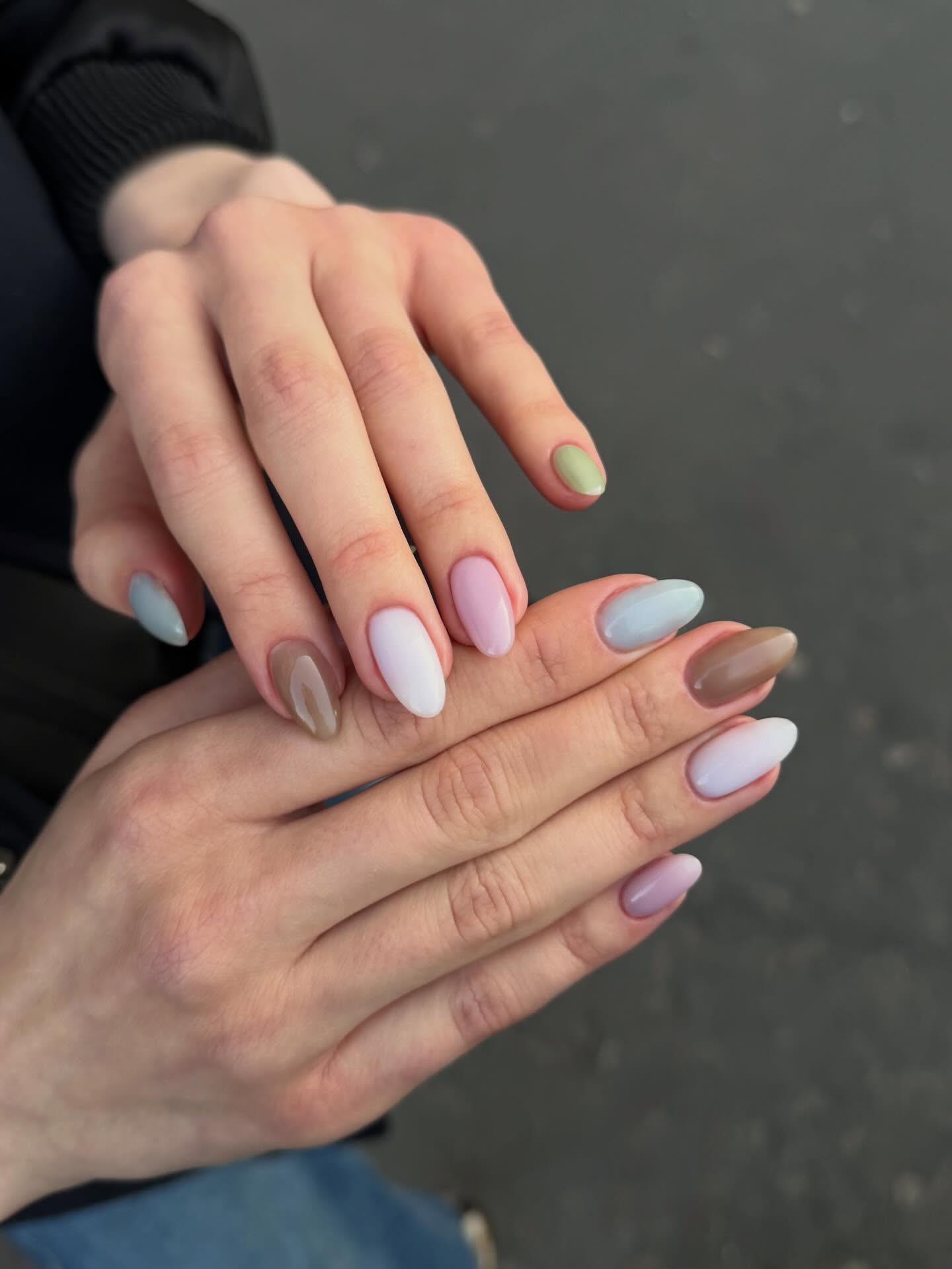 Tonal pastel manicure.