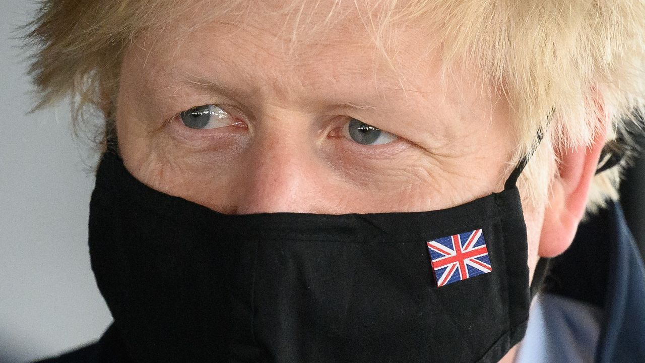 Boris Johnson in a mask