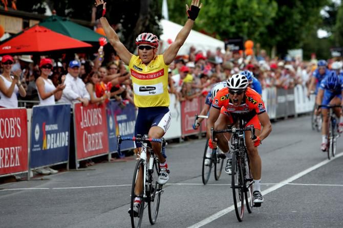 Robbie McEwan gets a win in the race leader's jersey