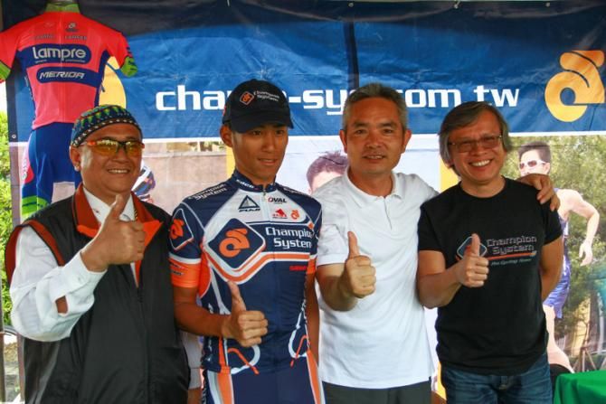 King of the Mountains Feng Chun Kai congratulated by his father Feng Ming Hsing, his long time coach Xu Rey Te and Champion System's owner Louis Shih