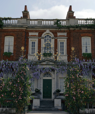 Bridgerton house on Netflix with wisteria and climbing roses