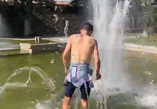 Tom Pidcock cools down in a Carcassonne fountain after finishing stage 15
