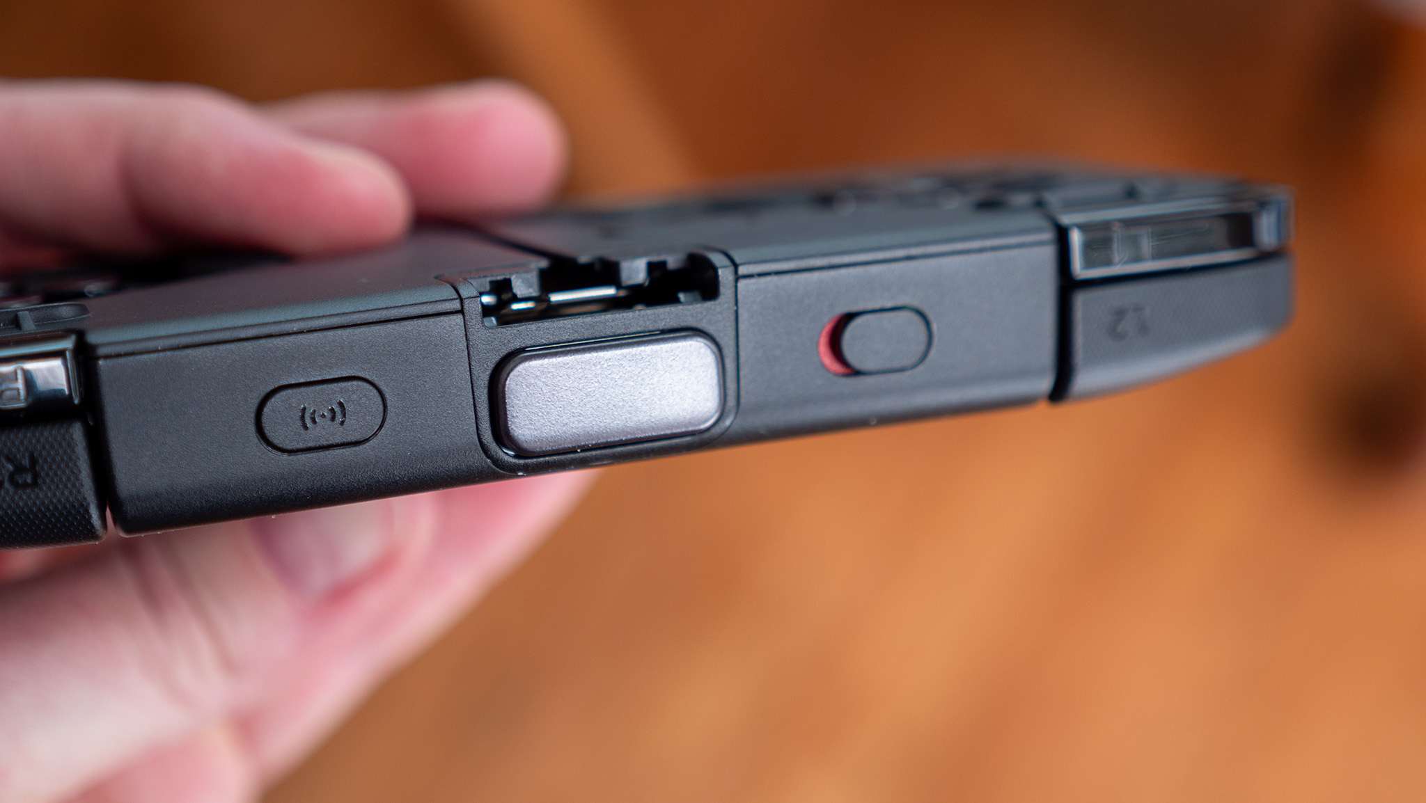 Taking a look at the Ohsnap Mcon's buttons, grips, and ports up close