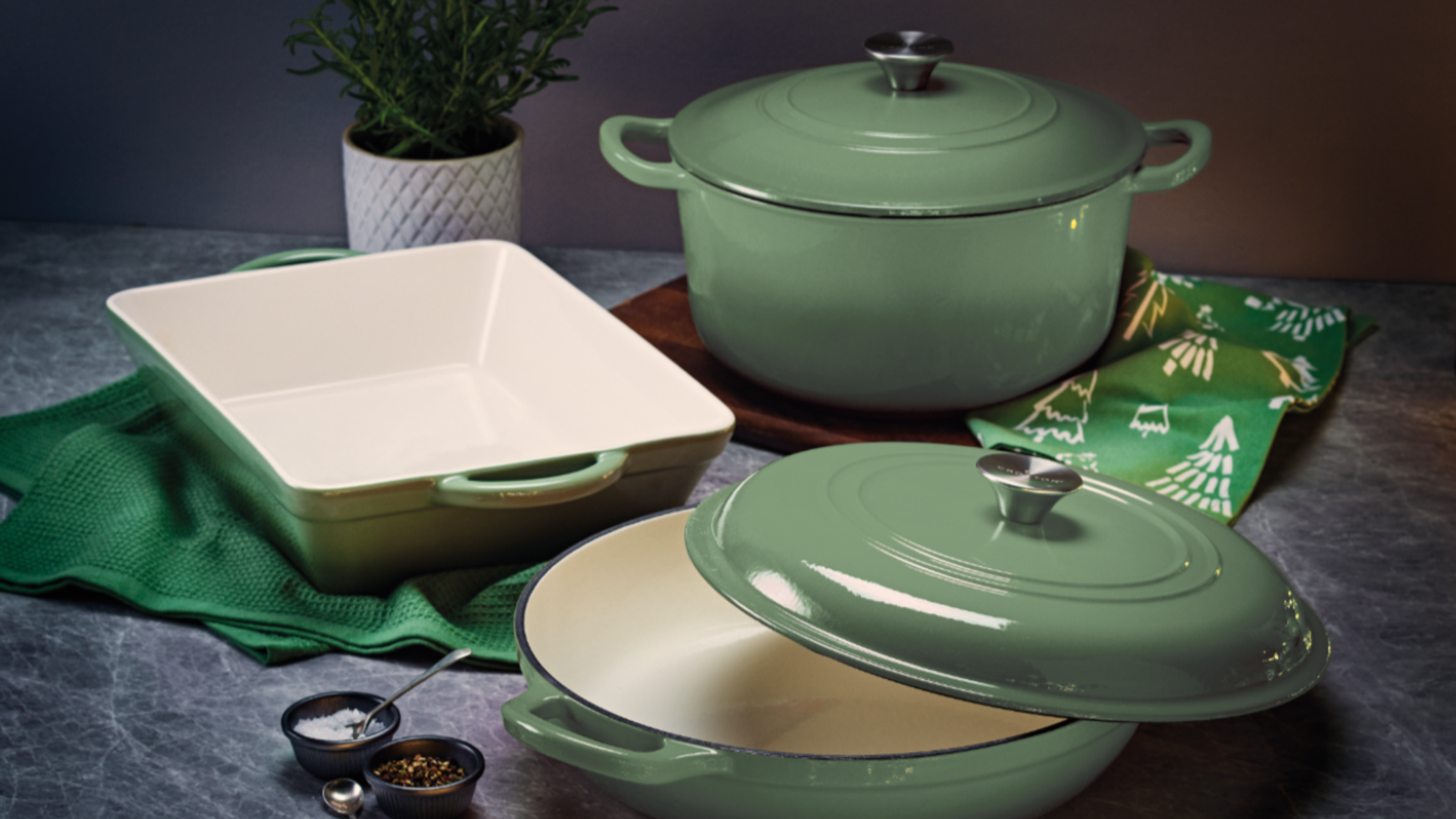 Aldi shallow casserole, dutch oven and baking dish in green colourway.