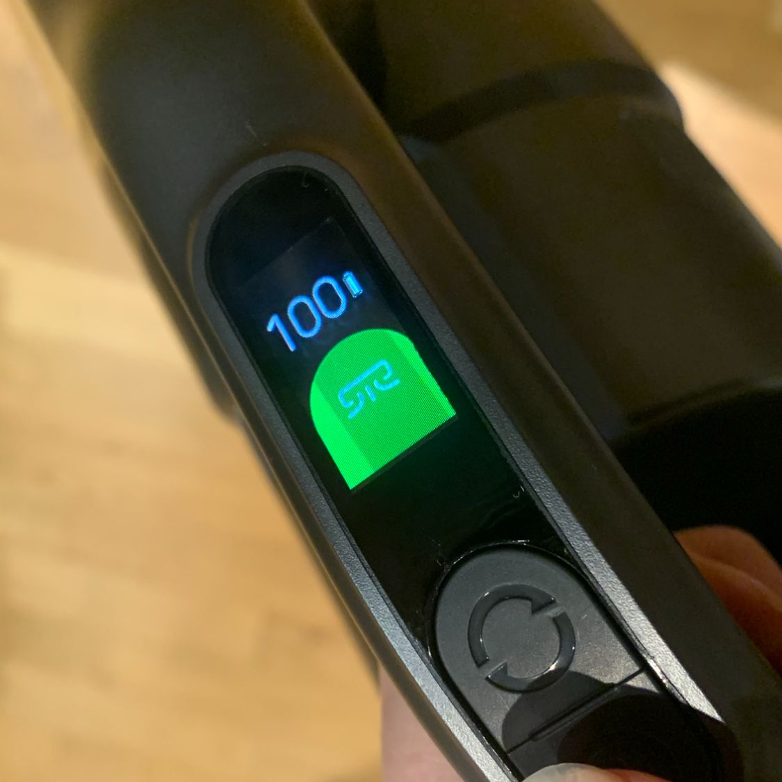 Roidmi X300 OLED screen showing 100% battery on ECO
