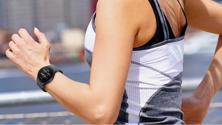 Zdjęcie biegnącej kobiety, noszącej zegarek Samsung Galaxy Watch FE