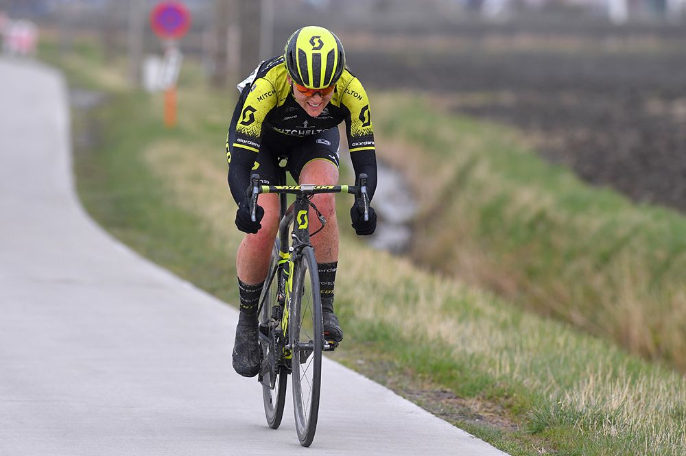 Gracie Elvin (Mitchelton-Scott) tries to bridge to solo breakaway at Women's WorldTour at Driedaagse De Panne