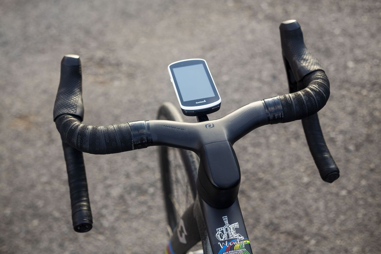 The integrated cockpit wrapped in Synchros Super Light bar tape