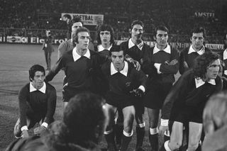 Ajax against Independiente 3-0, second match for world cup, referee Romei (Paraguay), September 28, 1972, referees, sports, soccer, world cups, The Netherlands, 20th century press agency photo, news to remember, documentary, historic photography 1945-1990, visual stories, human history of the Twentieth Century, capturing moments in time.