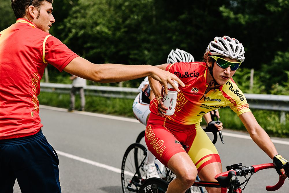 Ainara Elbusto Arteaga (Spain) takes a water bottle