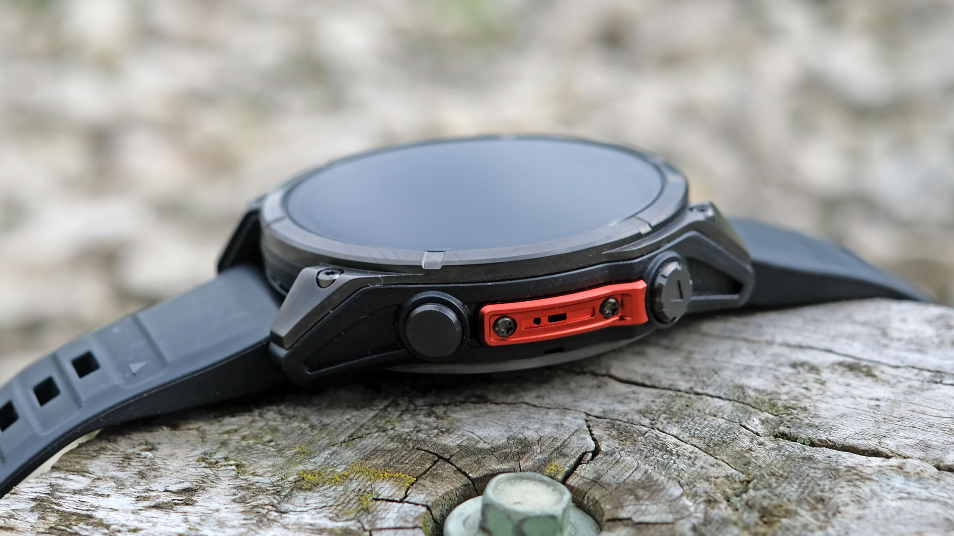 Garmin Fenix 8, a close-up picture of the side buttons