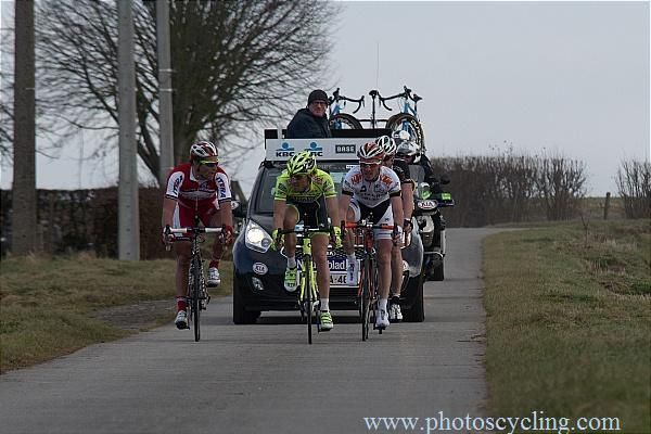 The early breakaway begins to splinter